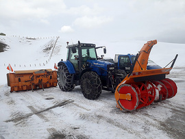 Traktor MF 7480 mit Schneefräse Westa