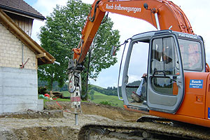 Hydraulischer Abbauhammer 1800 kg angebaut an Hitachibagger