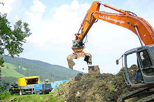 Stein- und Abbruchgreifer angebaut an Hitachibagger